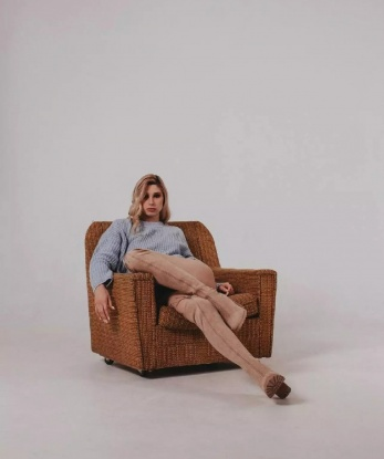 Живу в Москве и готова сделать твои фантазии реальностью. У меня широкий спектр услуг и каждая встреча со мной будет незабываемой. Мой опыт позволяет мне быть идеальной партнершей в любой обстановке, будь то деловая встреча или романтический ужин. Мои отзывы говорят о моей профессиональности и умении удовлетворить тебя. Фото, которые ты видишь, подтверждают мою красоту и страстность. Давай встретимся и откроем новые грани удовольствия вместе 🔥💋😉 792, 20 лет